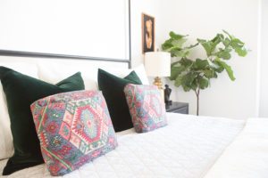 master-bedroom-pillows
