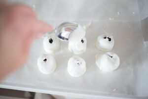Peppermint-Oreo-Cake-Balls-Christmas-Dessert-1