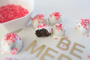 Peppermint-Oreo-Cake-Balls-Christmas-Dessert-1