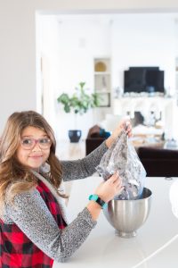 Peppermint-Oreo-Cake-Balls-Christmas-Dessert-1