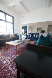 10 Bold Pink and Navy Rugs for Home Decor modern glam design navy velvet chairs velvet sofa gold coffee table leopard pillows-1-2