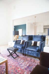 10 Bold Pink and Navy Rugs for Home Decor modern glam design navy velvet chairs velvet sofa gold coffee table leopard pillows-1-4