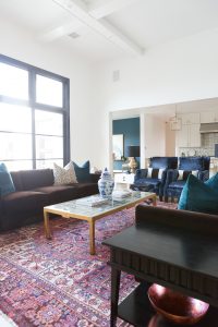 10 Bold Pink and Navy Rugs for Home Decor modern glam design navy velvet chairs velvet sofa gold coffee table leopard pillows-1-5