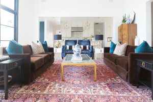 10 Bold Pink and Navy Rugs for Home Decor modern glam design navy velvet chairs velvet sofa gold coffee table leopard pillows-11