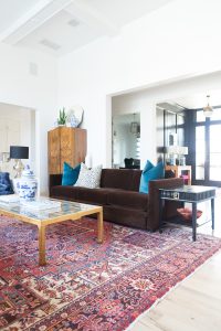 10 Bold Pink and Navy Rugs for Home Decor modern glam design navy velvet chairs velvet sofa gold coffee table leopard pillows-9